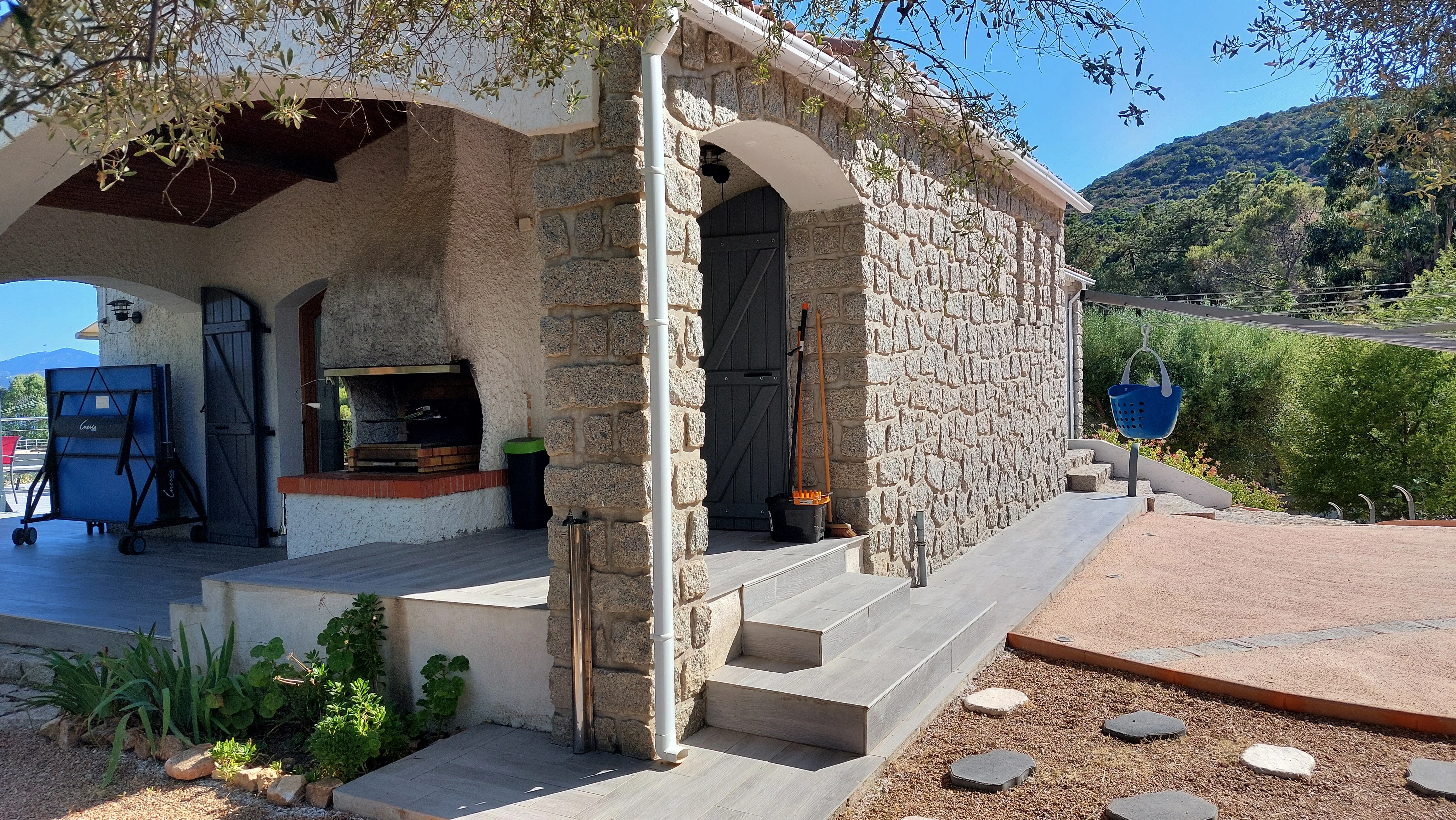 Barbecue et vue sur l'entrée