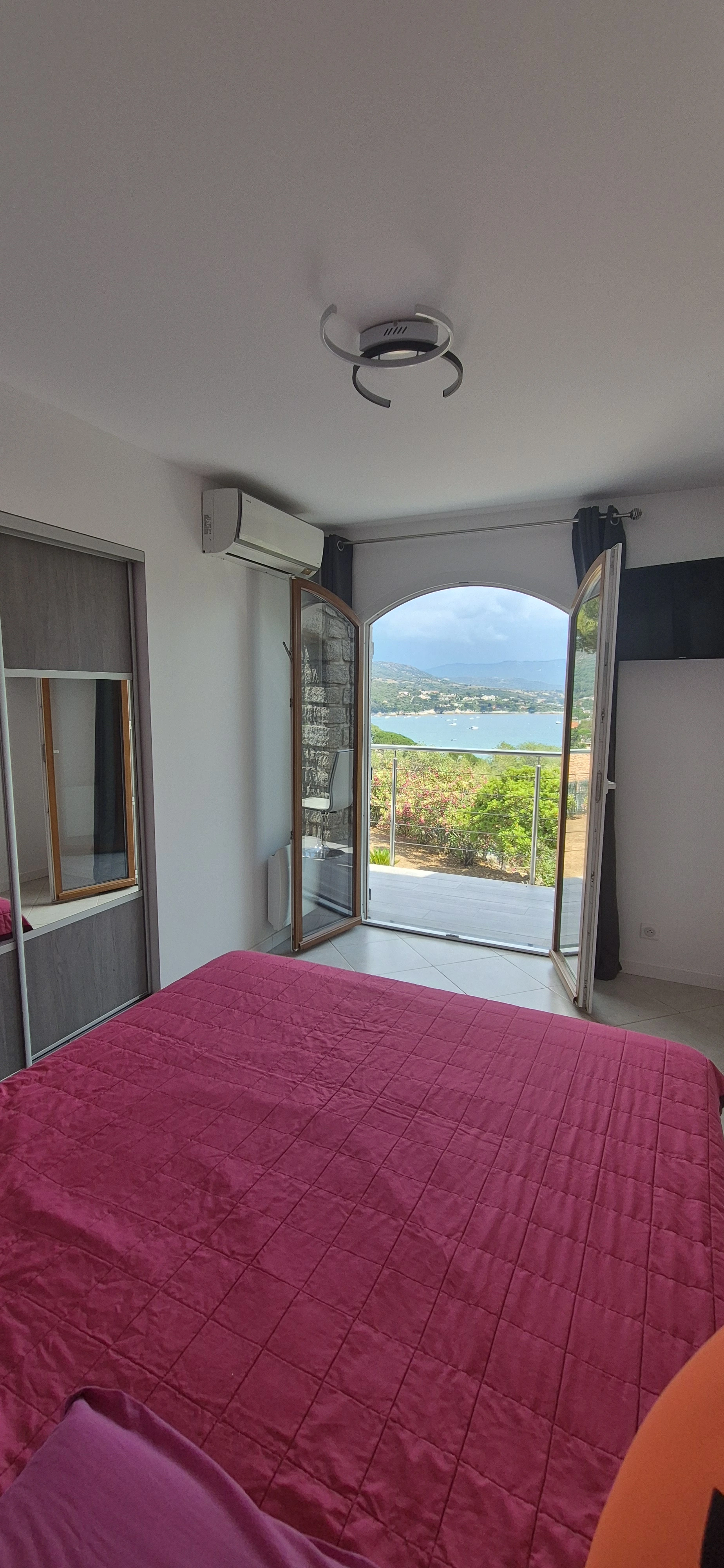 Chambre n°2 côté fenêtre de la résidence La Terrasse des Oliviers